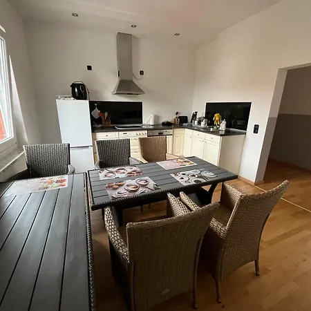 Grosse Fuer 3 Personen -fernseher, Kuehlschrank Affittacamere