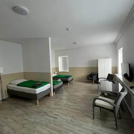 Grosse Fuer 3 Personen -fernseher, Kuehlschrank Meine